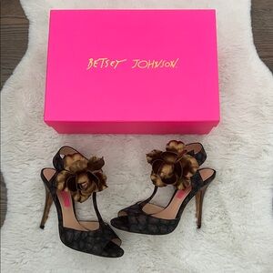 Betsey Johnson Black Animal Print Heels with Gold Floral Detail, size 7